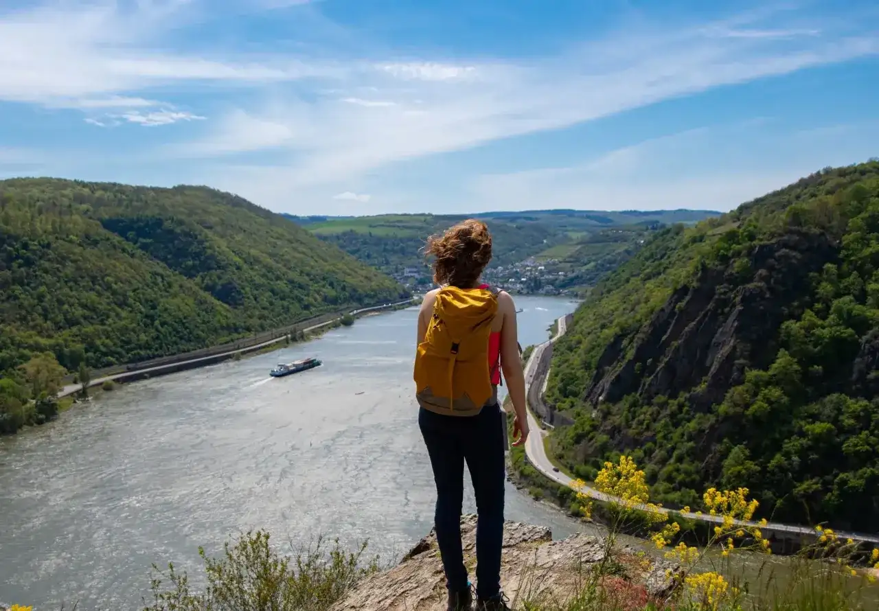 Wanderin genießt atemberaubende Deutschland Landschaft am Flussufer.