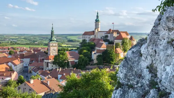 Blick auf eine malerische Stadt mit Kirchturm und Schloss, ein echter Geheimtipp Tschechien Urlaub.