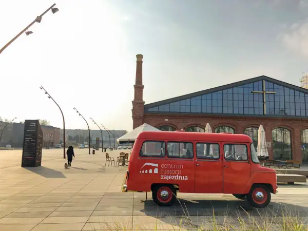 Roter Kleinbus vor dem Zajezdnia-Zentrum, einem Museum in Breslau.