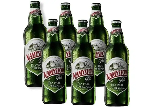 Sechs Flaschen Namysłów Pils, das beste polnische Bier, stehen nebeneinander.