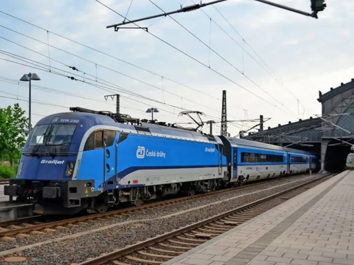 Der Railjet der ČD steht bereit für die Fahrt von Dresden nach Wien.